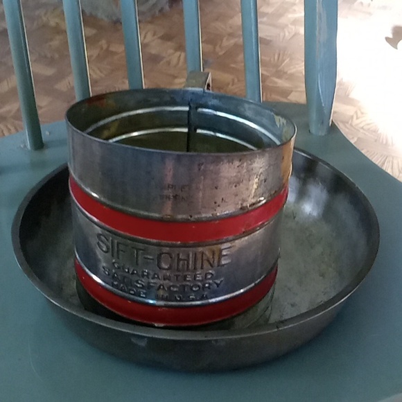 Vintage flour sifter with a pan - Picture 2 of 4